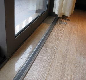 Sử dụng nẹp chống trơn mặt bằng ở vị trí sàn và nền gạch đá cửa ra vào