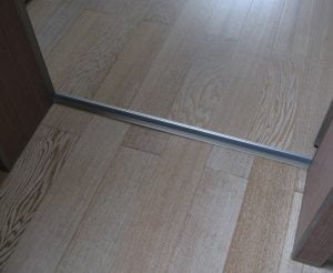 Sử dụng nẹp chống trơn mặt bằng ở vị trí sàn thông phòng